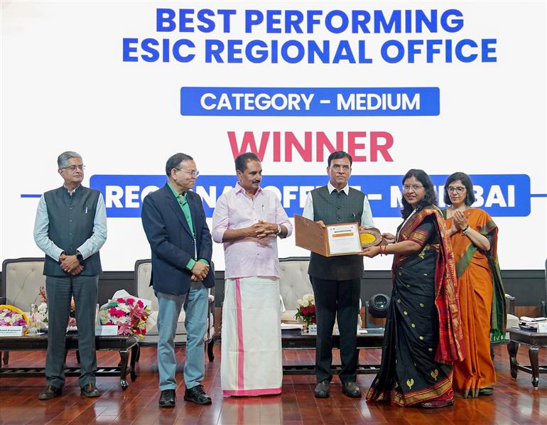 केंद्रीय श्रम एवं रोजगार और युवा कार्यक्रम एवं खेल मंत्री डॉ. मनसुख मांडविया 24 फरवरी, 2026 को नई दिल्ली में कर्मचारी राज्य बीमा निगम (ईएसआईसी) के 75वें स्थापना दिवस समारोह में शामिल हुए।
