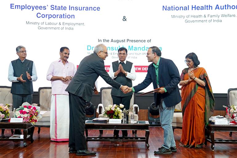 केंद्रीय श्रम एवं रोजगार और युवा कार्यक्रम एवं खेल मंत्री डॉ. मनसुख मांडविया 24 फरवरी, 2026 को नई दिल्ली में कर्मचारी राज्य बीमा निगम (ईएसआईसी) के 75वें स्थापना दिवस समारोह में शामिल हुए।