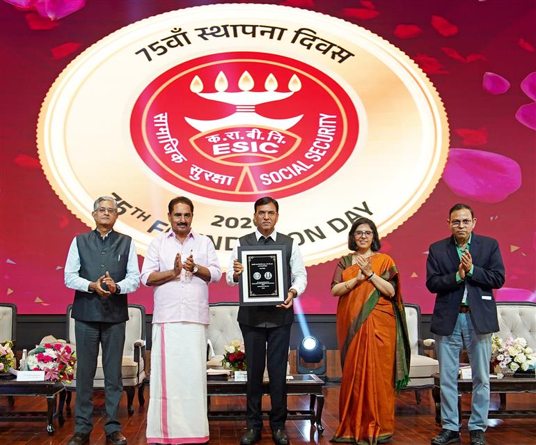 केंद्रीय श्रम एवं रोजगार और युवा कार्यक्रम एवं खेल मंत्री डॉ. मनसुख मांडविया 24 फरवरी, 2026 को नई दिल्ली में कर्मचारी राज्य बीमा निगम (ईएसआईसी) के 75वें स्थापना दिवस समारोह में शामिल हुए।