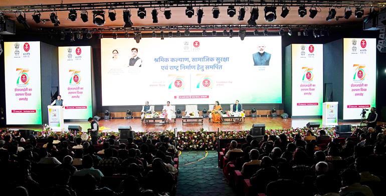 केंद्रीय श्रम एवं रोजगार और युवा कार्यक्रम एवं खेल मंत्री डॉ. मनसुख मांडविया 24 फरवरी, 2026 को नई दिल्ली में कर्मचारी राज्य बीमा निगम (ईएसआईसी) के 75वें स्थापना दिवस समारोह को संबोधित करते हुए।