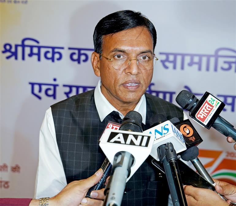 केंद्रीय श्रम एवं रोजगार और युवा कार्यक्रम एवं खेल मंत्री डॉ. मनसुख मांडविया 24 फरवरी, 2026 को नई दिल्ली में कर्मचारी राज्य बीमा निगम (ईएसआईसी) के 75वें स्थापना दिवस समारोह में मीडियाकर्मियों से बातचीत करते हुए।