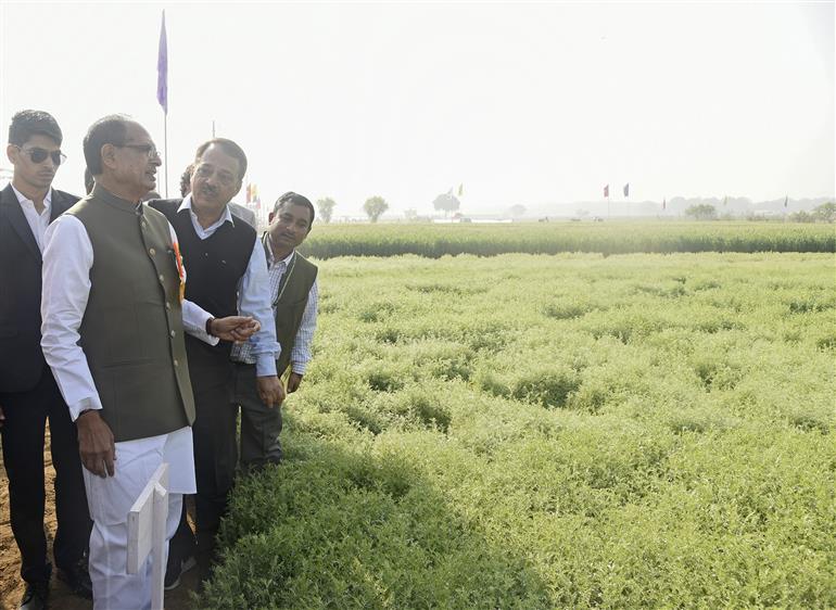 केंद्रीय कृषि एवं किसान कल्याण और ग्रामीण विकास मंत्री श्री शिवराज सिंह चौहान 25 फरवरी, 2026 को नई दिल्ली में भारतीय कृषि अनुसंधान संस्थान मेला ग्राउंड (पूसा कैंपस) में आयोजित 'पूसा कृषि विज्ञान मेले' का अवलोकन करते हुए।