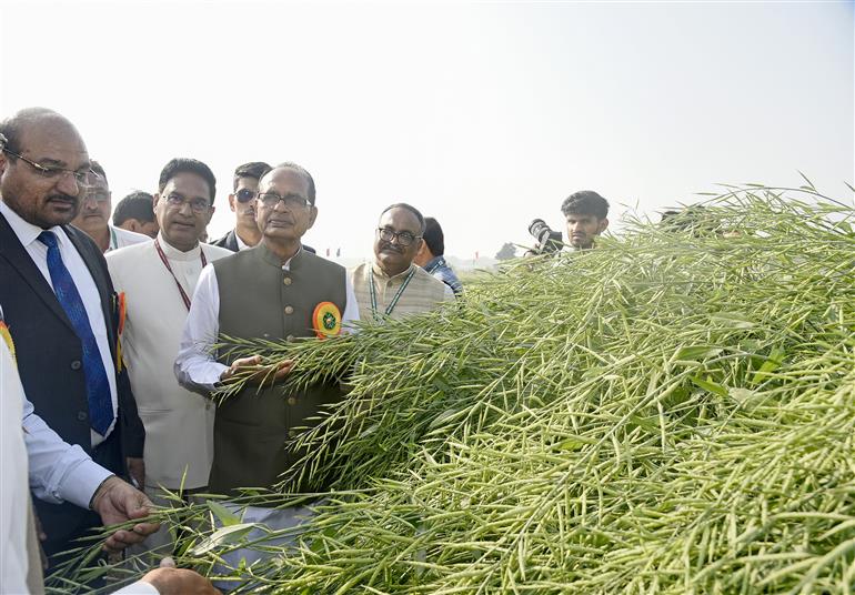 केंद्रीय कृषि एवं किसान कल्याण और ग्रामीण विकास मंत्री श्री शिवराज सिंह चौहान 25 फरवरी, 2026 को नई दिल्ली में भारतीय कृषि अनुसंधान संस्थान मेला ग्राउंड (पूसा कैंपस) में आयोजित 'पूसा कृषि विज्ञान मेले' का अवलोकन करते हुए।