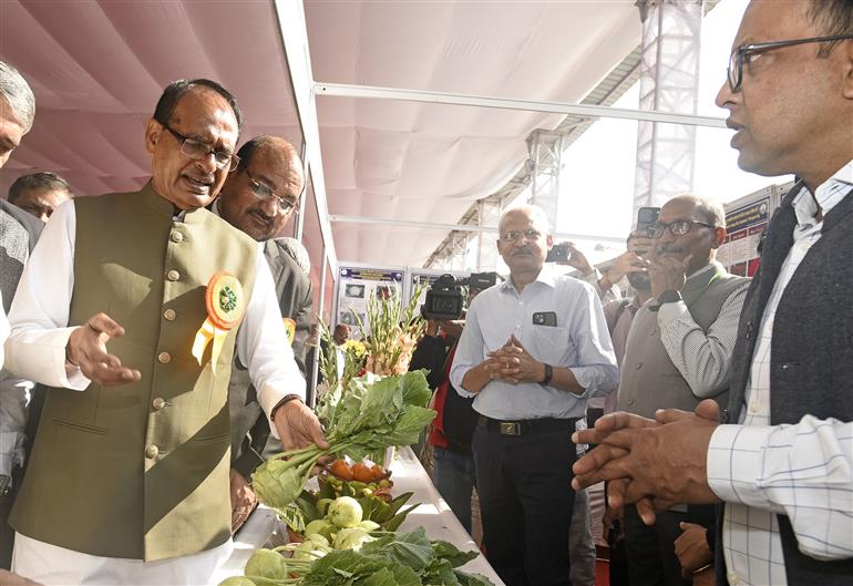 केंद्रीय कृषि एवं किसान कल्याण और ग्रामीण विकास मंत्री श्री शिवराज सिंह चौहान 25 फरवरी, 2026 को नई दिल्ली में भारतीय कृषि अनुसंधान संस्थान मेला ग्राउंड (पूसा कैंपस) में आयोजित 'पूसा कृषि विज्ञान मेले' का अवलोकन करते हुए।
