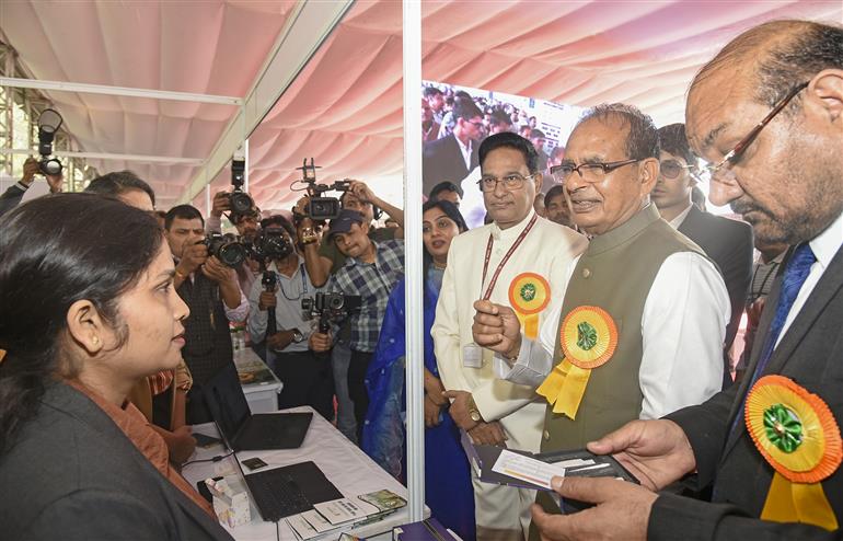 केंद्रीय कृषि एवं किसान कल्याण और ग्रामीण विकास मंत्री श्री शिवराज सिंह चौहान 25 फरवरी, 2026 को नई दिल्ली में भारतीय कृषि अनुसंधान संस्थान मेला ग्राउंड (पूसा कैंपस) में आयोजित 'पूसा कृषि विज्ञान मेले' का अवलोकन करते हुए।