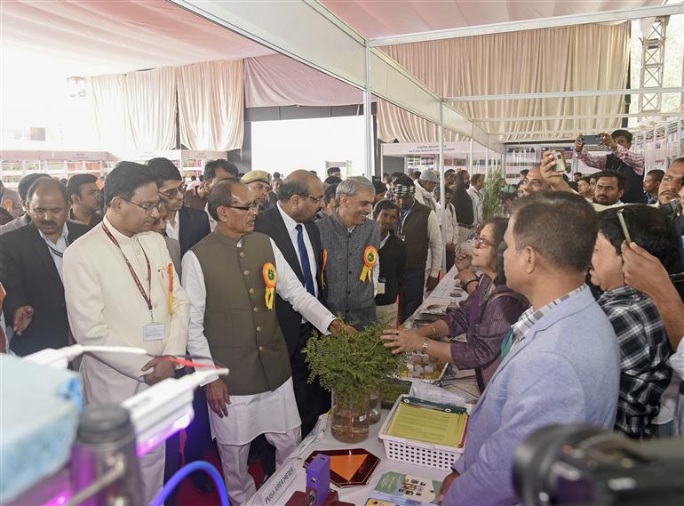 केंद्रीय कृषि एवं किसान कल्याण और ग्रामीण विकास मंत्री श्री शिवराज सिंह चौहान 25 फरवरी, 2026 को नई दिल्ली में भारतीय कृषि अनुसंधान संस्थान मेला ग्राउंड (पूसा कैंपस) में आयोजित 'पूसा कृषि विज्ञान मेले' का अवलोकन करते हुए।