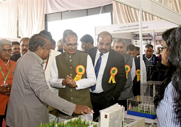 केंद्रीय कृषि एवं किसान कल्याण और ग्रामीण विकास मंत्री श्री शिवराज सिंह चौहान 25 फरवरी, 2026 को नई दिल्ली में भारतीय कृषि अनुसंधान संस्थान मेला ग्राउंड (पूसा कैंपस) में आयोजित 'पूसा कृषि विज्ञान मेले' का अवलोकन करते हुए।