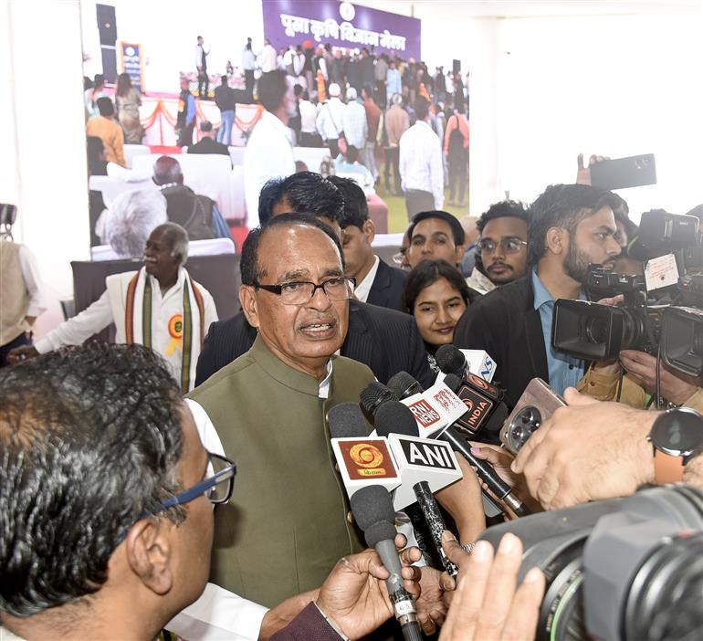 केंद्रीय कृषि एवं किसान कल्याण और ग्रामीण विकास मंत्री श्री शिवराज सिंह चौहान 25 फरवरी, 2026 को नई दिल्ली में भारतीय कृषि अनुसंधान संस्थान मेला ग्राउंड (पूसा कैंपस) में आयोजित 'पूसा कृषि विज्ञान मेले' में मीडियाकर्मियों से बातचीत करते हुए।