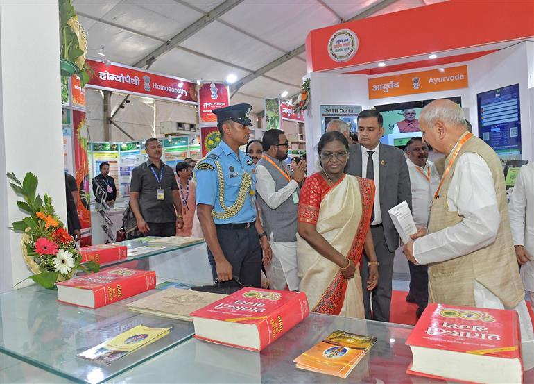 राष्ट्रपति श्रीमती द्रौपदी मुर्मु 25 फरवरी, 2026 को महाराष्ट्र के बुलढाणा के शेगांव में 'राष्ट्रीय आरोग्य मेला 2026' का दौरा करती हुईं।
