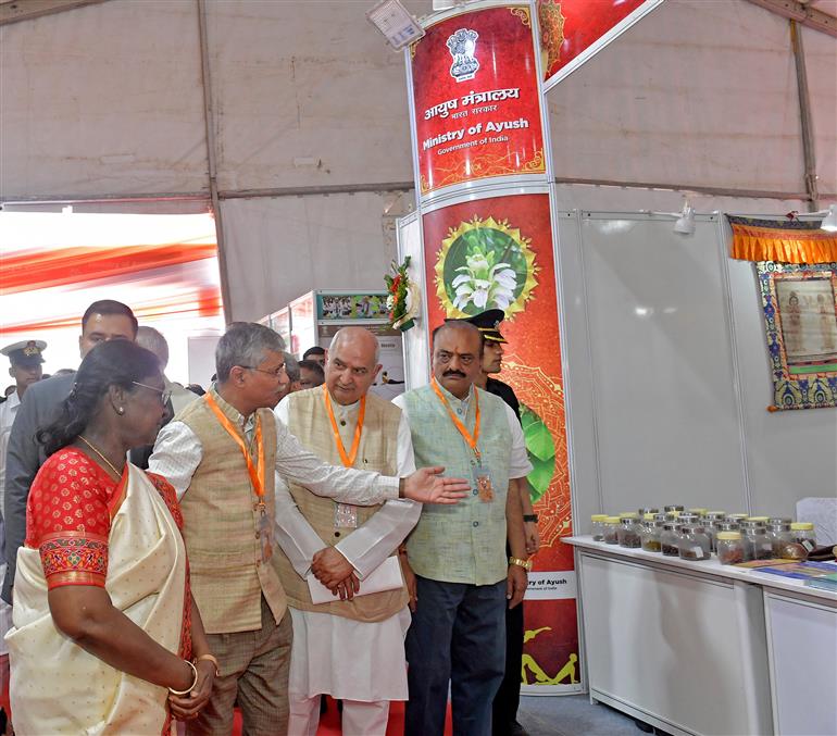 राष्ट्रपति श्रीमती द्रौपदी मुर्मु 25 फरवरी, 2026 को महाराष्ट्र के बुलढाणा के शेगांव में 'राष्ट्रीय आरोग्य मेला 2026' का दौरा करती हुईं।
