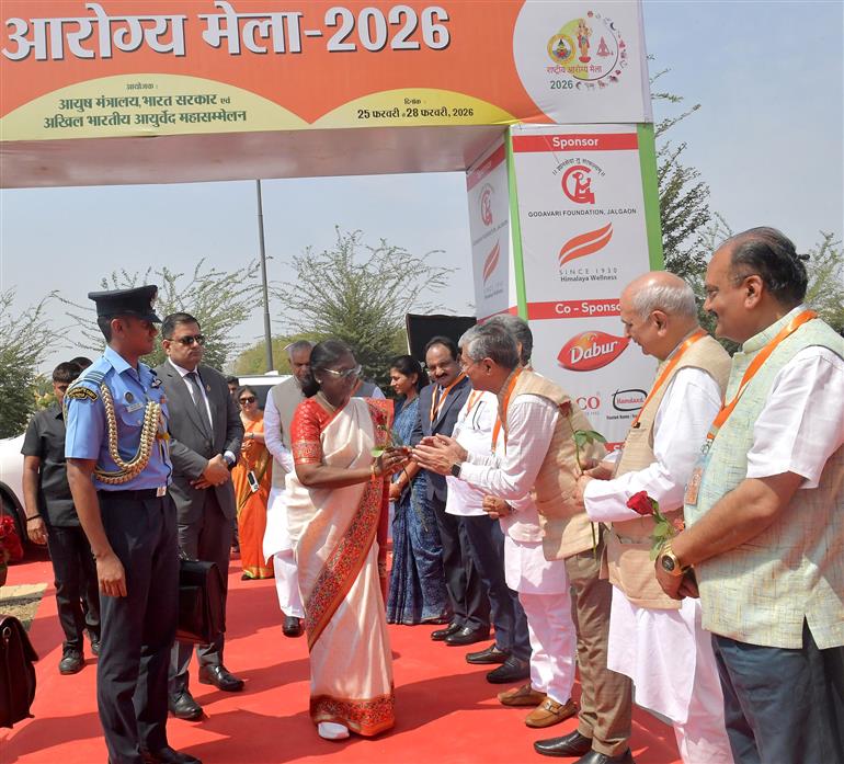 राष्ट्रपति श्रीमती द्रौपदी मुर्मु 25 फरवरी, 2026 को महाराष्ट्र के बुलढाणा के शेगांव में 'राष्ट्रीय आरोग्य मेला 2026' का दौरा करती हुईं।
