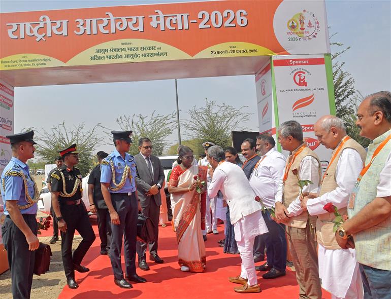 राष्ट्रपति श्रीमती द्रौपदी मुर्मु 25 फरवरी, 2026 को महाराष्ट्र के बुलढाणा के शेगांव में 'राष्ट्रीय आरोग्य मेला 2026' का दौरा करती हुईं।
