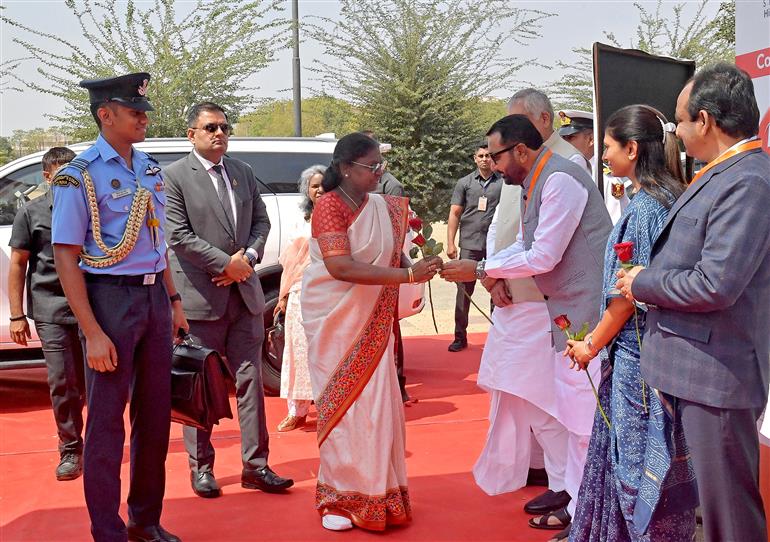 राष्ट्रपति श्रीमती द्रौपदी मुर्मु 25 फरवरी, 2026 को महाराष्ट्र के बुलढाणा के शेगांव में 'राष्ट्रीय आरोग्य मेला 2026' का दौरा करती हुईं।
