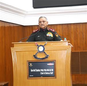 चीफ ऑफ डिफेंस स्टाफ जनरल अनिल चौहान 24 फरवरी, 2026 को सिकंदराबाद में सीडीएम में 'मित्र' विषय पर वार्षिक संगोष्ठी को संबोधित करते हुए।