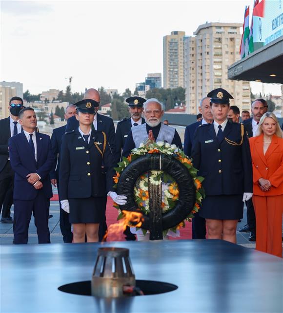 प्रधानमंत्री श्री नरेन्द्र मोदी 25 फरवरी, 2026 को इजरायल में नेसेट प्लाजा मेमोरियल पर पुष्पांजलि अर्पित करते हुए।
