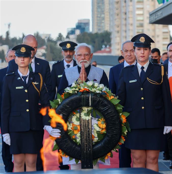 प्रधानमंत्री श्री नरेन्द्र मोदी 25 फरवरी, 2026 को इजरायल में नेसेट प्लाजा मेमोरियल पर पुष्पांजलि अर्पित करते हुए।:Prime Minister