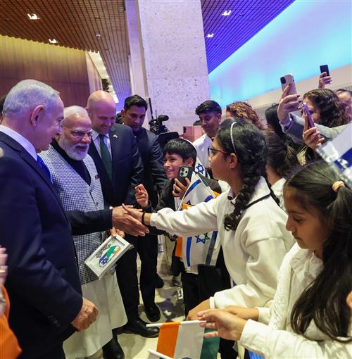 प्रधानमंत्री श्री नरेन्द्र मोदी 25 फरवरी, 2026 को इजरायल के तेल अवीव में ऑफिशियल सेरेमनी के दौरान नेसेट (इजरायली संसद) पहुंचे।:Prime Minister