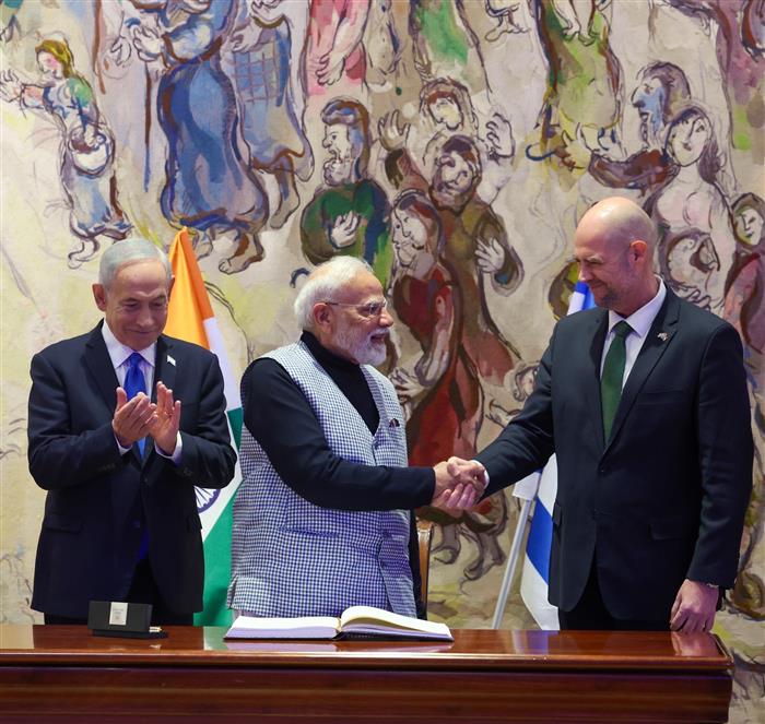 प्रधानमंत्री श्री नरेन्द्र मोदी 25 फरवरी, 2026 को इजरायल के तेल अवीव में नेसेट (इजरायली संसद) पहुंचने पर आगंतुक पुस्तिका में हस्ताक्षर करते हुए।