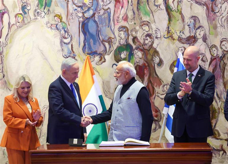 प्रधानमंत्री श्री नरेन्द्र मोदी 25 फरवरी, 2026 को इजरायल के तेल अवीव में नेसेट (इजरायली संसद) पहुंचने पर आगंतुक पुस्तिका में हस्ताक्षर करते हुए।