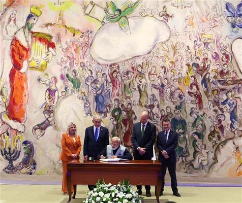 प्रधानमंत्री श्री नरेन्द्र मोदी 25 फरवरी, 2026 को इजरायल के तेल अवीव में नेसेट (इजरायली संसद) पहुंचने पर आगंतुक पुस्तिका में हस्ताक्षर करते हुए।