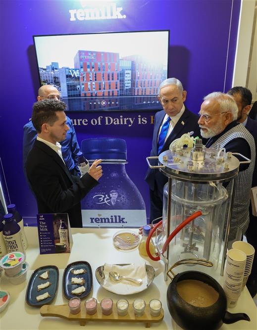 प्रधानमंत्री श्री नरेन्द्र मोदी 25 फरवरी, 2026 को इजरायल के तेल अवीव में 'शीर्ष इजरायली प्रौद्योगिकियों' की प्रदर्शनी का अवलोकन करते हुए।:Prime Minister