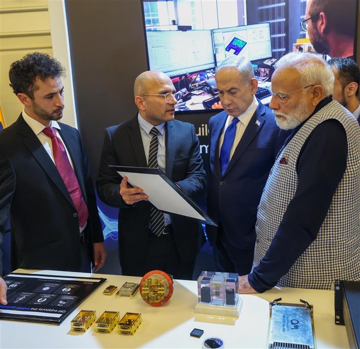 प्रधानमंत्री श्री नरेन्द्र मोदी 25 फरवरी, 2026 को इजरायल के तेल अवीव में 'शीर्ष इजरायली प्रौद्योगिकियों' की प्रदर्शनी का अवलोकन करते हुए।
