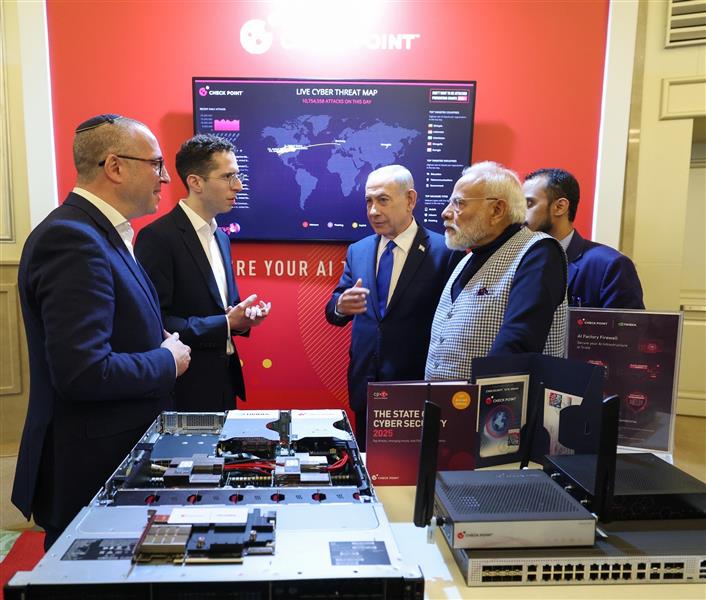 प्रधानमंत्री श्री नरेन्द्र मोदी 25 फरवरी, 2026 को इजरायल के तेल अवीव में 'शीर्ष इजरायली प्रौद्योगिकियों' की प्रदर्शनी का अवलोकन करते हुए।:Prime Minister