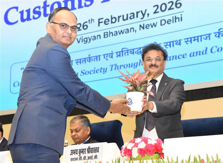 राजस्व विभाग के सचिव श्री अरविंद श्रीवास्तव, सीबीआईसी के अध्यक्ष श्री विवेक चतुर्वेदी और सीबीआईसी के सदस्य (सीमा शुल्क) श्री सुरजीत भुजबल के साथ 26 फरवरी, 2026 को नई दिल्ली स्थित विज्ञान भवन में सीमा शुल्क सुधारों पर राष्ट्रीय संगोष्ठी में शामिल हुए।