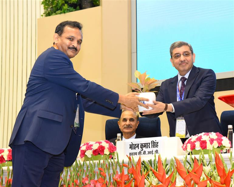 राजस्व विभाग के सचिव श्री अरविंद श्रीवास्तव, सीबीआईसी के अध्यक्ष श्री विवेक चतुर्वेदी और सीबीआईसी के सदस्य (सीमा शुल्क) श्री सुरजीत भुजबल के साथ 26 फरवरी, 2026 को नई दिल्ली स्थित विज्ञान भवन में सीमा शुल्क सुधारों पर राष्ट्रीय संगोष्ठी में शामिल हुए।