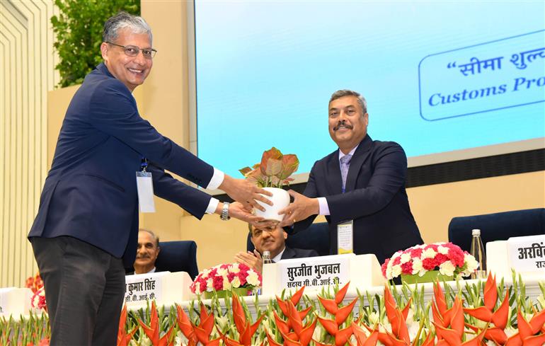 राजस्व विभाग के सचिव श्री अरविंद श्रीवास्तव, सीबीआईसी के अध्यक्ष श्री विवेक चतुर्वेदी और सीबीआईसी के सदस्य (सीमा शुल्क) श्री सुरजीत भुजबल के साथ 26 फरवरी, 2026 को नई दिल्ली स्थित विज्ञान भवन में सीमा शुल्क सुधारों पर राष्ट्रीय संगोष्ठी में शामिल हुए।