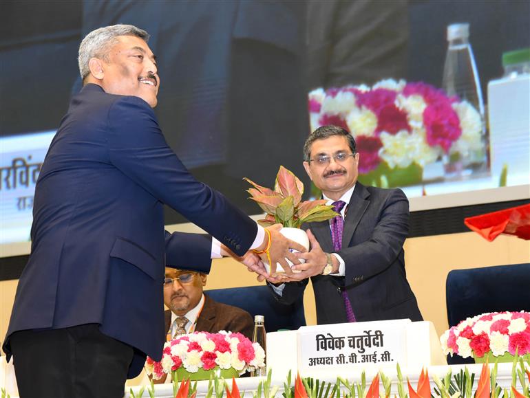 राजस्व विभाग के सचिव श्री अरविंद श्रीवास्तव, सीबीआईसी के अध्यक्ष श्री विवेक चतुर्वेदी और सीबीआईसी के सदस्य (सीमा शुल्क) श्री सुरजीत भुजबल के साथ 26 फरवरी, 2026 को नई दिल्ली स्थित विज्ञान भवन में सीमा शुल्क सुधारों पर राष्ट्रीय संगोष्ठी में शामिल हुए।