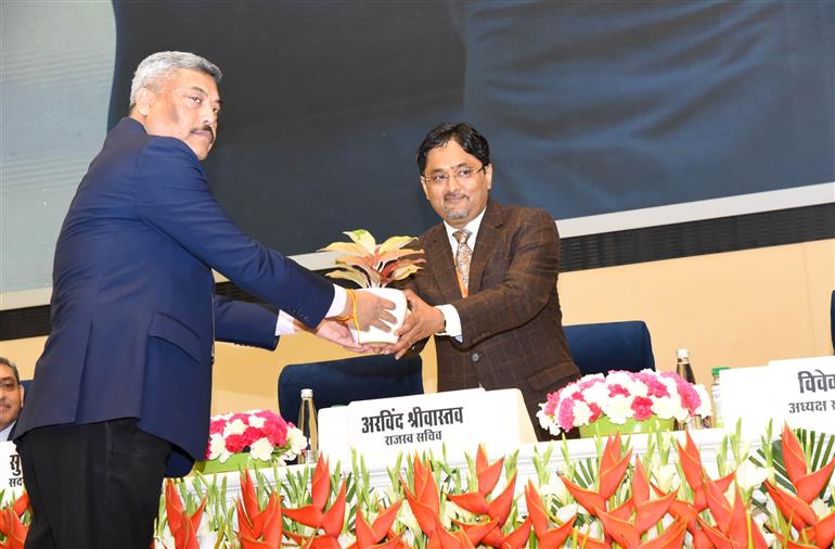 राजस्व विभाग के सचिव श्री अरविंद श्रीवास्तव, सीबीआईसी के अध्यक्ष श्री विवेक चतुर्वेदी और सीबीआईसी के सदस्य (सीमा शुल्क) श्री सुरजीत भुजबल के साथ 26 फरवरी, 2026 को नई दिल्ली स्थित विज्ञान भवन में सीमा शुल्क सुधारों पर राष्ट्रीय संगोष्ठी में शामिल हुए।