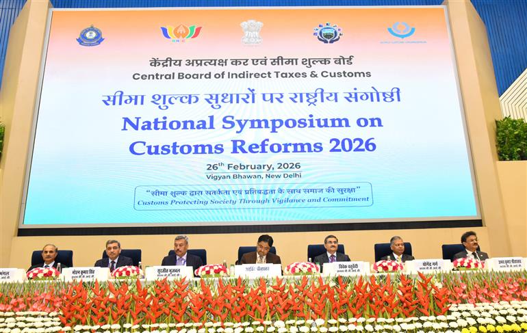 राजस्व विभाग के सचिव श्री अरविंद श्रीवास्तव, सीबीआईसी के अध्यक्ष श्री विवेक चतुर्वेदी और सीबीआईसी के सदस्य (सीमा शुल्क) श्री सुरजीत भुजबल के साथ 26 फरवरी, 2026 को नई दिल्ली स्थित विज्ञान भवन में सीमा शुल्क सुधारों पर राष्ट्रीय संगोष्ठी में शामिल हुए।