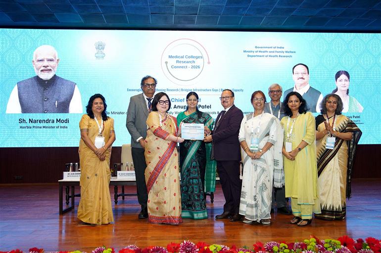 केंद्रीय स्वास्थ्य एवं परिवार कल्याण राज्य मंत्री श्रीमती अनुप्रिया पटेल 26 फरवरी, 2026 को नई दिल्ली में सुषमा स्वराज भवन में स्वास्थ्य एवं परिवार कल्याण मंत्रालय के स्वास्थ्य अनुसंधान विभाग (डीएचआर) द्वारा आयोजित "मेडिकल कॉलेज रिसर्च कनेक्ट 2026" के उद्घाटन सत्र में शामिल हुईं।