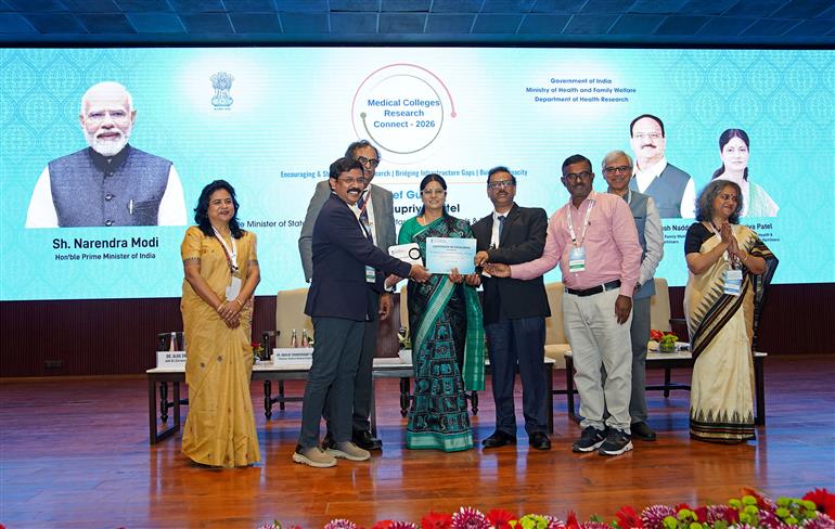 केंद्रीय स्वास्थ्य एवं परिवार कल्याण राज्य मंत्री श्रीमती अनुप्रिया पटेल 26 फरवरी, 2026 को नई दिल्ली में सुषमा स्वराज भवन में स्वास्थ्य एवं परिवार कल्याण मंत्रालय के स्वास्थ्य अनुसंधान विभाग (डीएचआर) द्वारा आयोजित "मेडिकल कॉलेज रिसर्च कनेक्ट 2026" के उद्घाटन सत्र में शामिल हुईं।