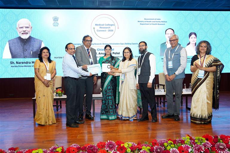 केंद्रीय स्वास्थ्य एवं परिवार कल्याण राज्य मंत्री श्रीमती अनुप्रिया पटेल 26 फरवरी, 2026 को नई दिल्ली में सुषमा स्वराज भवन में स्वास्थ्य एवं परिवार कल्याण मंत्रालय के स्वास्थ्य अनुसंधान विभाग (डीएचआर) द्वारा आयोजित "मेडिकल कॉलेज रिसर्च कनेक्ट 2026" के उद्घाटन सत्र में शामिल हुईं।
