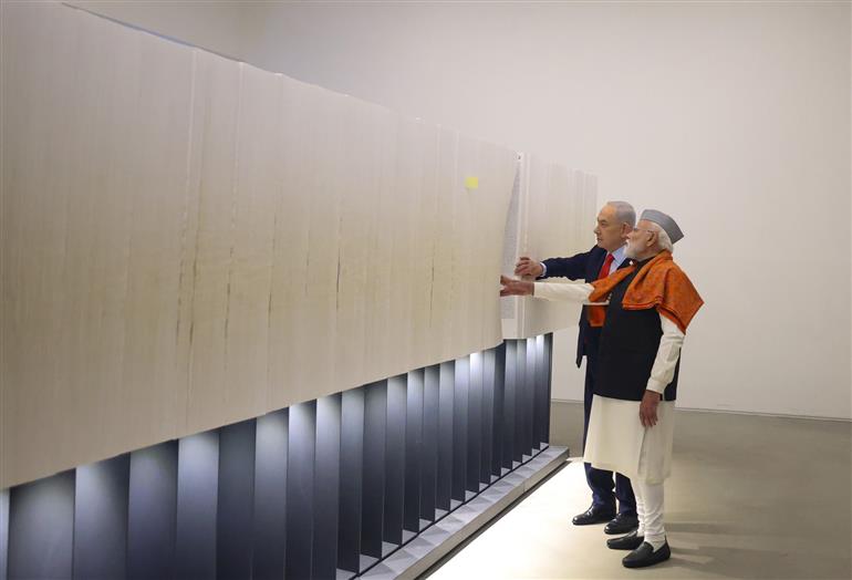 प्रधानमंत्री श्री नरेन्द्र मोदी 26 फरवरी, 2026 को इज़राइल के यरुशलम में याद वाशेम- द वर्ल्ड होलोकॉस्ट रिमेम्बरेंस सेंटर में 'बुक ऑफ नेम्स' का दौरा करते हुए।
:Prime Minister