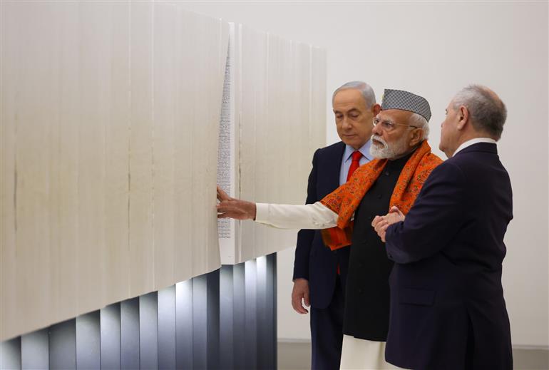 प्रधानमंत्री श्री नरेन्द्र मोदी 26 फरवरी, 2026 को इज़राइल के यरुशलम में याद वाशेम- द वर्ल्ड होलोकॉस्ट रिमेम्बरेंस सेंटर में 'बुक ऑफ नेम्स' का दौरा करते हुए।:Prime Minister