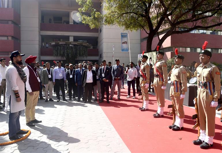 केंद्रीय खाद्य प्रसंस्करण उद्योग मंत्री श्री चिराग पासवान 26 फरवरी, 2026 को हरियाणा के कुंडली (सोनीपत) में उभरते और बेहतर स्वास्थ्यवर्धक खाद्य पदार्थों के लिए उन्नत अगली पीढ़ी की परिकल्पना (अन्वेश 2026) पर अंतर्राष्ट्रीय सम्मेलन के दौरान एक प्रदर्शनी का अवलोकन करते हुए।