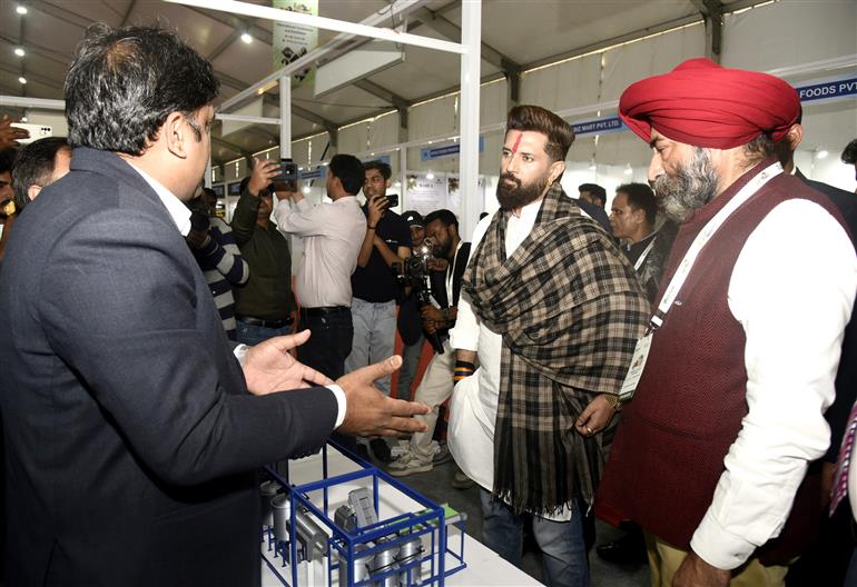 केंद्रीय खाद्य प्रसंस्करण उद्योग मंत्री श्री चिराग पासवान 26 फरवरी, 2026 को हरियाणा के कुंडली (सोनीपत) में उभरते और बेहतर स्वास्थ्यवर्धक खाद्य पदार्थों के लिए उन्नत अगली पीढ़ी की परिकल्पना (अन्वेश 2026) पर अंतर्राष्ट्रीय सम्मेलन के दौरान एक प्रदर्शनी का अवलोकन करते हुए।