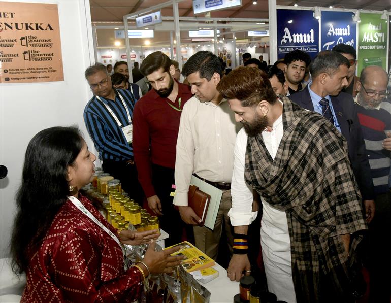 केंद्रीय खाद्य प्रसंस्करण उद्योग मंत्री श्री चिराग पासवान 26 फरवरी, 2026 को हरियाणा के कुंडली (सोनीपत) में उभरते और बेहतर स्वास्थ्यवर्धक खाद्य पदार्थों के लिए उन्नत अगली पीढ़ी की परिकल्पना (अन्वेश 2026) पर अंतर्राष्ट्रीय सम्मेलन के दौरान एक प्रदर्शनी का अवलोकन करते हुए।