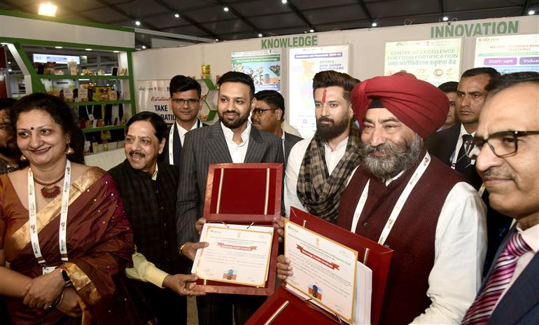 केंद्रीय खाद्य प्रसंस्करण उद्योग मंत्री श्री चिराग पासवान 26 फरवरी, 2026 को हरियाणा के कुंडली (सोनीपत) में उभरते और बेहतर स्वास्थ्यवर्धक खाद्य पदार्थों के लिए उन्नत अगली पीढ़ी की परिकल्पना (अन्वेश 2026) पर अंतर्राष्ट्रीय सम्मेलन के दौरान एक प्रदर्शनी का अवलोकन करते हुए।