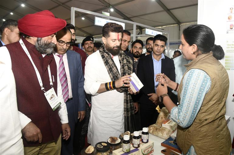 केंद्रीय खाद्य प्रसंस्करण उद्योग मंत्री श्री चिराग पासवान 26 फरवरी, 2026 को हरियाणा के कुंडली (सोनीपत) में उभरते और बेहतर स्वास्थ्यवर्धक खाद्य पदार्थों के लिए उन्नत अगली पीढ़ी की परिकल्पना (अन्वेश 2026) पर अंतर्राष्ट्रीय सम्मेलन के दौरान एक प्रदर्शनी का अवलोकन करते हुए।