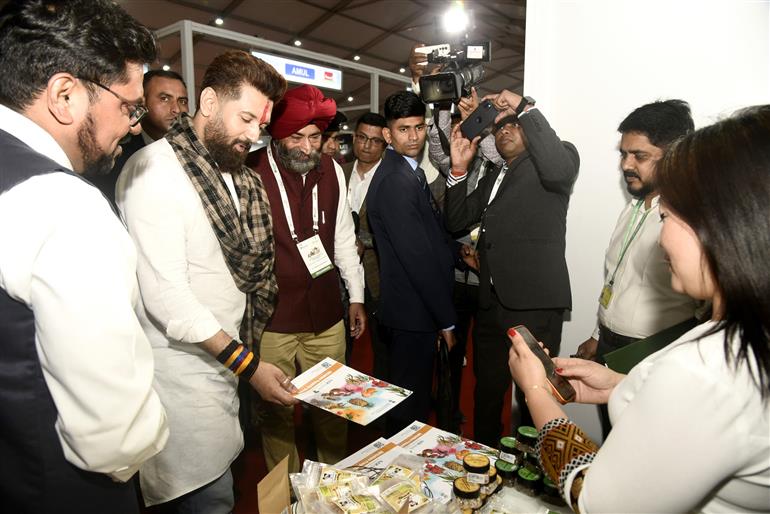 केंद्रीय खाद्य प्रसंस्करण उद्योग मंत्री श्री चिराग पासवान 26 फरवरी, 2026 को हरियाणा के कुंडली (सोनीपत) में उभरते और बेहतर स्वास्थ्यवर्धक खाद्य पदार्थों के लिए उन्नत अगली पीढ़ी की परिकल्पना (अन्वेश 2026) पर अंतर्राष्ट्रीय सम्मेलन के दौरान एक प्रदर्शनी का अवलोकन करते हुए।