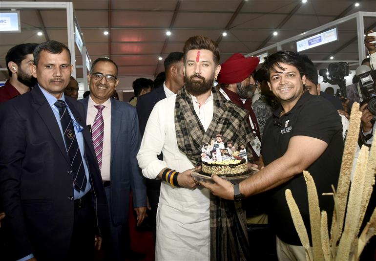 केंद्रीय खाद्य प्रसंस्करण उद्योग मंत्री श्री चिराग पासवान 26 फरवरी, 2026 को हरियाणा के कुंडली (सोनीपत) में उभरते और बेहतर स्वास्थ्यवर्धक खाद्य पदार्थों के लिए उन्नत अगली पीढ़ी की परिकल्पना (अन्वेश 2026) पर अंतर्राष्ट्रीय सम्मेलन के दौरान एक प्रदर्शनी का अवलोकन करते हुए।