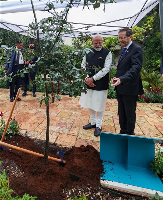 प्रधानमंत्री श्री नरेन्द्र मोदी 26 फरवरी, 2026 को इजरायल के यरुशलम में याद वाशेम-द होलोकॉस्ट म्यूजियम में इजरायल के राष्ट्रपति श्री इसाक हर्जोग से मुलाकात करते हुए।
:Prime Minister