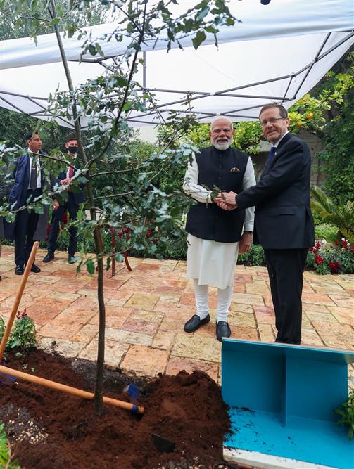 प्रधानमंत्री श्री नरेन्द्र मोदी 26 फरवरी, 2026 को इजरायल के यरुशलम में याद वाशेम-द होलोकॉस्ट म्यूजियम में इजरायल के राष्ट्रपति श्री इसाक हर्जोग से मुलाकात करते हुए।:Prime Minister