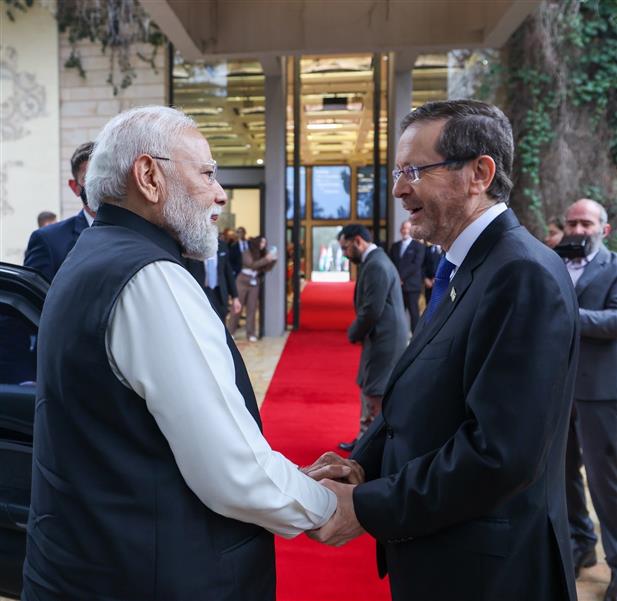 प्रधानमंत्री श्री नरेन्द्र मोदी 26 फरवरी, 2026 को इजरायल के यरुशलम में अपनी द्विपक्षीय बैठक से पहले इजरायल के राष्ट्रपति श्री इसाक हर्जोग से मुलाकात करते हुए।:Prime Minister
