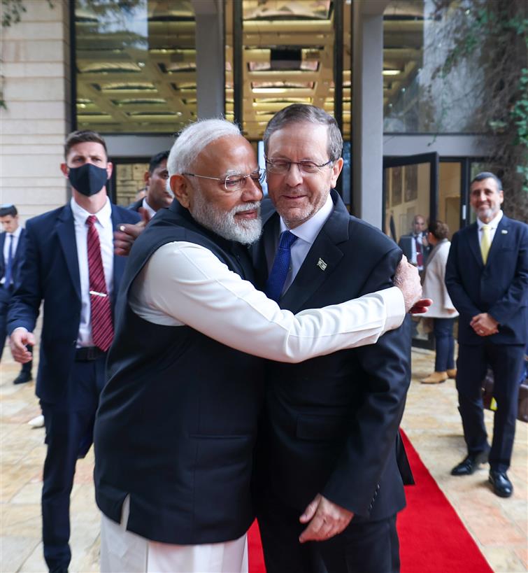 प्रधानमंत्री श्री नरेन्द्र मोदी 26 फरवरी, 2026 को इजरायल के यरुशलम में अपनी द्विपक्षीय बैठक से पहले इजरायल के राष्ट्रपति श्री इसाक हर्जोग से मुलाकात करते हुए।
:Prime Minister