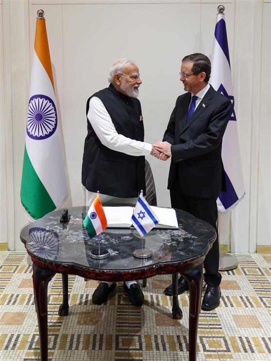 प्रधानमंत्री श्री नरेन्द्र मोदी 26 फरवरी, 2026 को इजरायल के यरुशलम में इजरायल के राष्ट्रपति श्री इसाक हर्जोग के साथ द्विपक्षीय बैठक से पहले आगंतुक पुस्तिका में हस्ताक्षर करते हुए।:Prime Minister